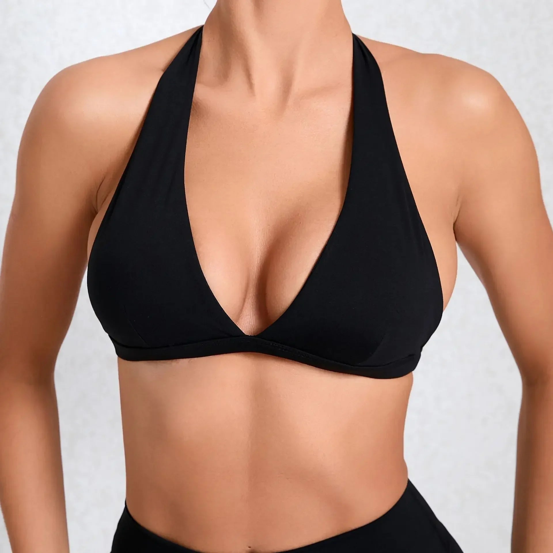 Sport Bh High Support med V - ringning och Halterneck – Vit Active Wear för Yoga och Träning - STILUNA